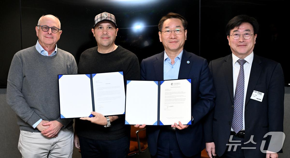 본문 이미지 - 올해 1월 23일 미국 로스앤젤레스에서 열린 K 콘랜드 투자의향서 체결식에서 MBS 그룹 제이슨 해리튼 최고자산책임자&#40;왼쪽에서 두 번째&#41;, 유정복 인천시장&#40;왼쪽에서 세 번째&#41;, 윤원석 인천경제청장&#40;오른쪽 첫 번째&#41;이 양해각서에 서명한 뒤 기념 촬영을 하고 있다. &#40;인천경제청 제공.재판매 및 DB금지&#41;