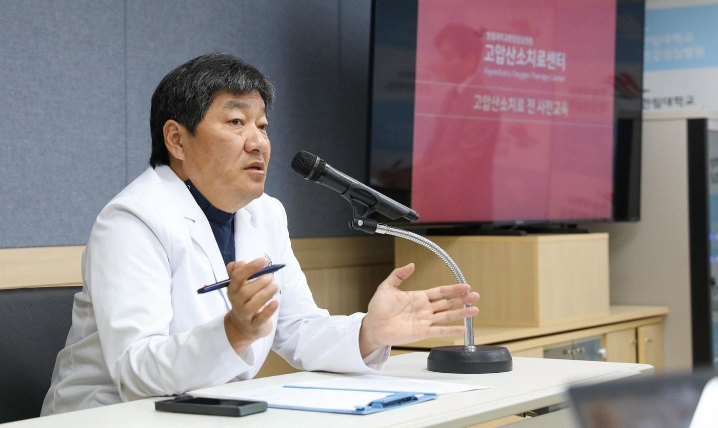  허준 한림대한강성심병원 병원장이 15일 오전 서울 영등포구 대림동 고압산소치료 1만례 달성 기념 기자간담회를 하고 있다. (한림대한강성심병원 제공)