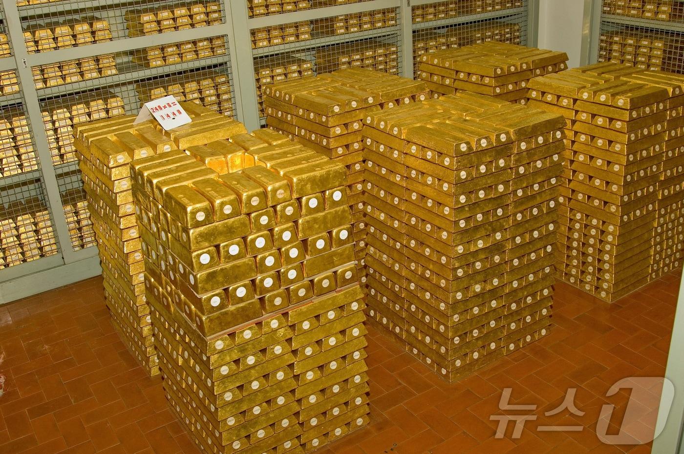 이탈리아 로마에 위치한 이탈리아은행의 금고 내부의 보안 구역 복도와 금속 보안 철창 뒤에 금괴들이 쌓여 있는 모습. 날짜가 명시되지 않은 이 사진은 이탈리아은행이 제공한 것이다. 2025.10.15. ⓒ 로이터=뉴스1 ⓒ News1 권영미 기자
