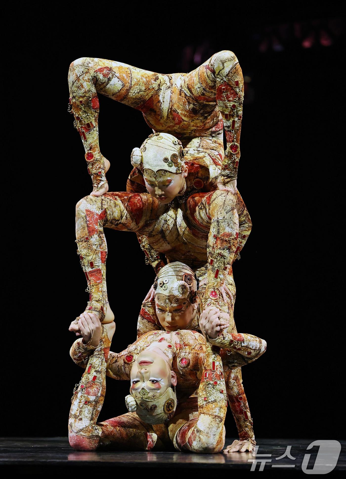 본문 이미지 - 15일 오후 서울 송파구 잠실종합운동장 내 빅탑에서 열린 태양의서커스 '쿠자(KOOZA)' 프레스컨퍼런스에서 배우들이 화려한 서커스 공연을 선보이고 있다. 2025.10.15/뉴스1 ⓒ News1 구윤성 기자