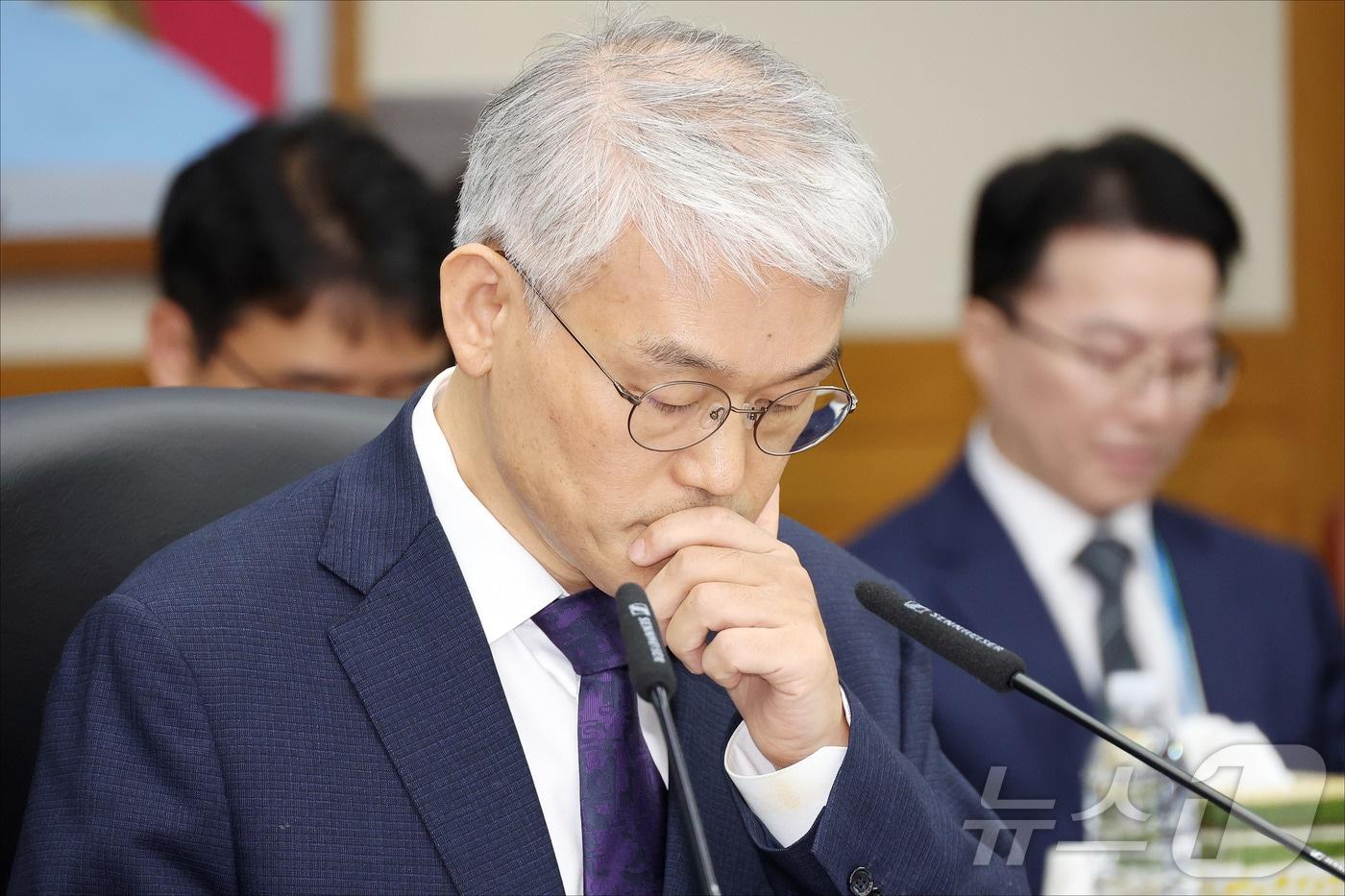 천대엽 법원행정처장이 15일 서울 서초구 대법원에서 열린 국회 법제사법위원회의 대법원에 대한 2025 국정감사에서 생각에 잠겨 있다. 2025.10.15/뉴스1 ⓒ News1 국회사진기자단