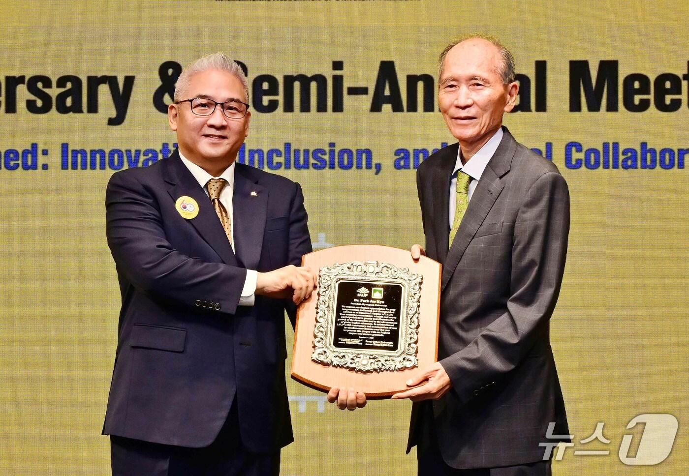 경남대 박재규 총장(오른쪽)이 지난 14일 서울에서 열린 세계대학총장협회(IAUP) 창립 60주년 기념 국제세미나에서 공로상을 수상한 뒤 기념사진을 촬영하고 있다.(경남대 제공. 재판매 및 DB금지)