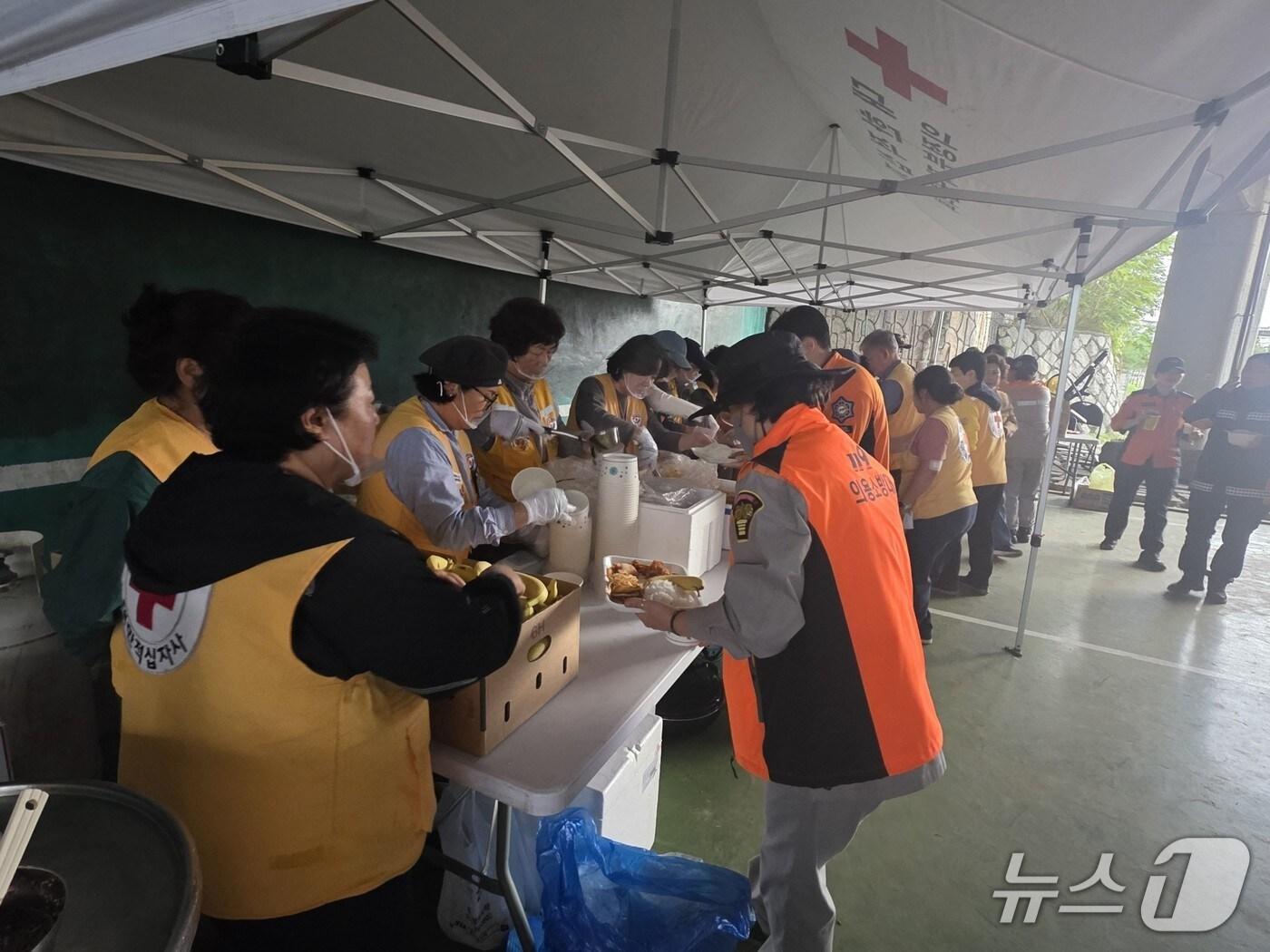 본문 이미지 - 대한적십자사 봉사원들이 중랑천 수색 인력에 급식을 제공하고 있다.(대한적십자사 경기도지사 제공)