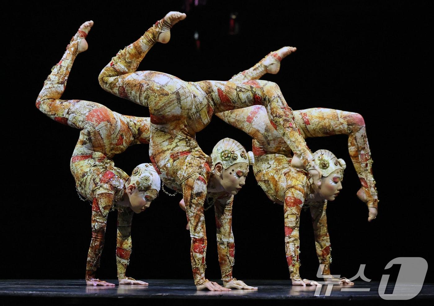 본문 이미지 - 15일 오후 서울 송파구 잠실종합운동장 내 빅탑에서 열린 태양의서커스 '쿠자(KOOZA)' 프레스컨퍼런스에서 배우들이 화려한 서커스 공연을 선보이고 있다. 2025.10.15/뉴스1 ⓒ News1 구윤성 기자