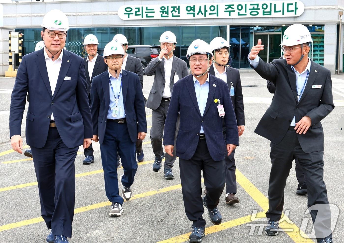 본문 이미지 - 김성환 기후에너지환경부 장관이 부산 기장군 소재 고리 원전 현장을 점검하고 원전 안전 운영을 위한 철저한 대비를 당부하고 있다. (기후에너지환경부 제공. 재판매 및 DB 금지) 2025.10.15/뉴스1