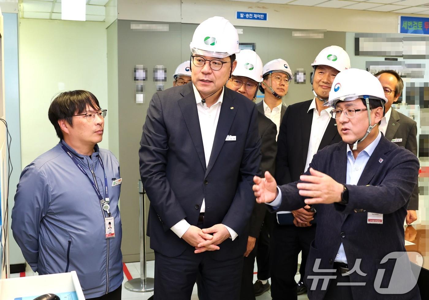 김성환 기후에너지환경부 장관이 15일 부산 기장군 소재 고리 원전 현장을 점검하고 원전 안전 운영을 위한 철저한 대비를 당부하고 있다. &#40;기후에너지환경부 제공. 재판매 및 DB 금지&#41; 2025.10.15/뉴스1