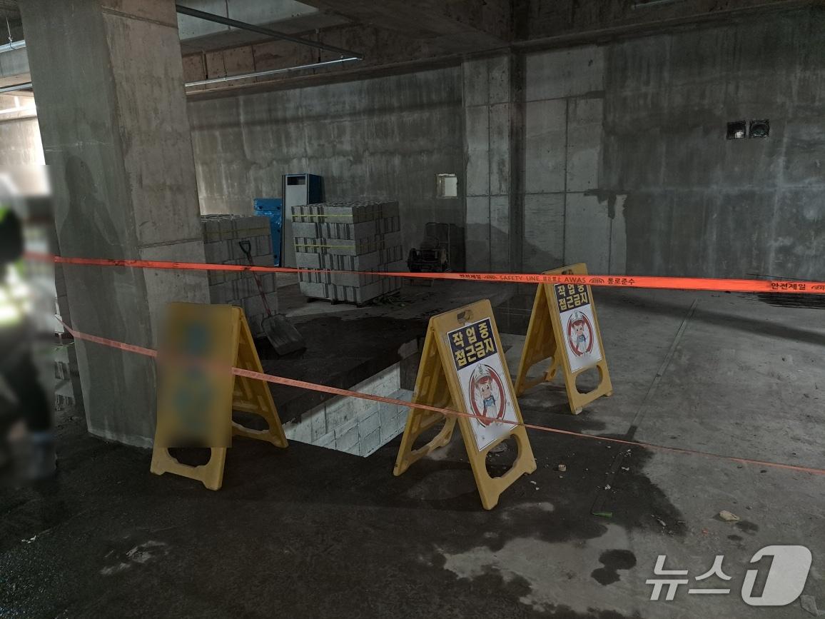본문 이미지 - 사고가 발생한 부산 남구 신축 아파트 공사현장 모습 (부산남부경찰서 제공. 재판매 및 DB 금지)