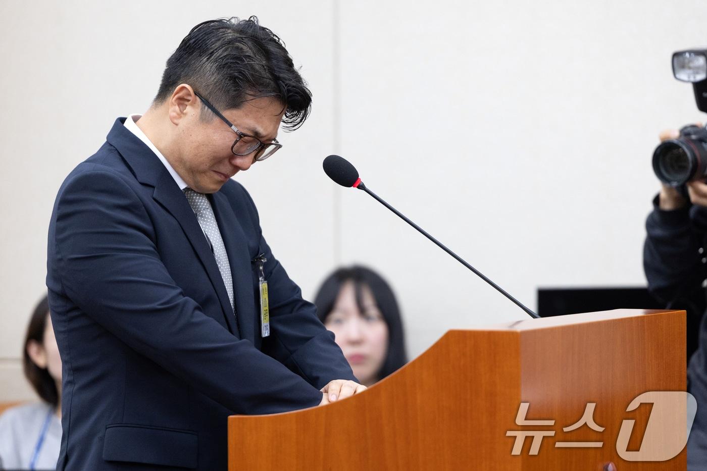 문지석 검사가 15일 서울 여의도 국회에서 열린 기후에너지환경노동위원회 고용노동부 등에 대한 국정감사에 쿠팡CFS 퇴직금 미지급 검찰 수사 관련 참고인으로 출석해 의원 질의에 답변 중 눈물을 삼키고 있다. 2025.10.15/뉴스1 ⓒ News1 이승배 기자