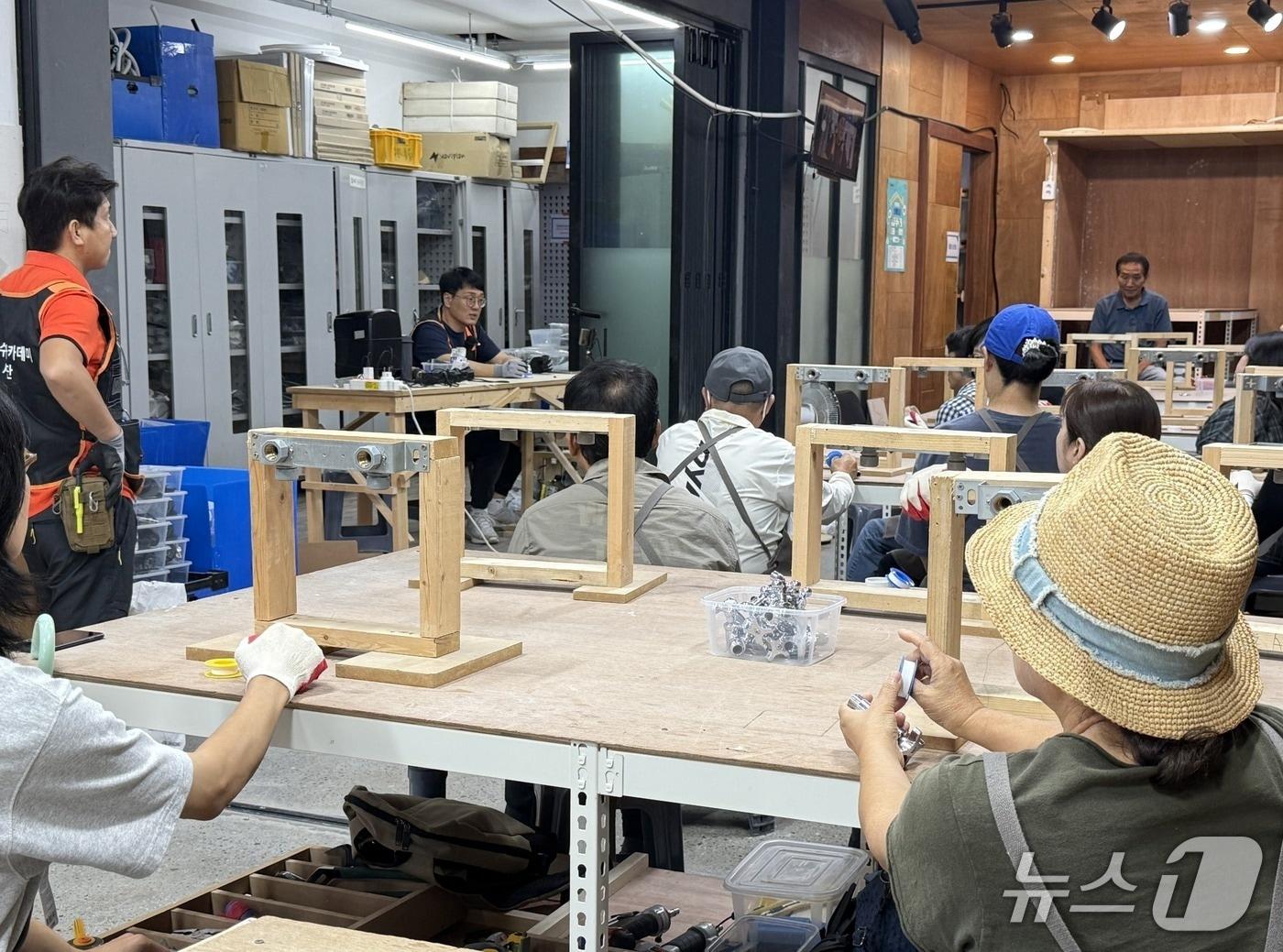 본문 이미지 -  서울시 '집수리 아카데미' 실습 교육 현장 (서울시 제공) 뉴스1 ⓒ News1