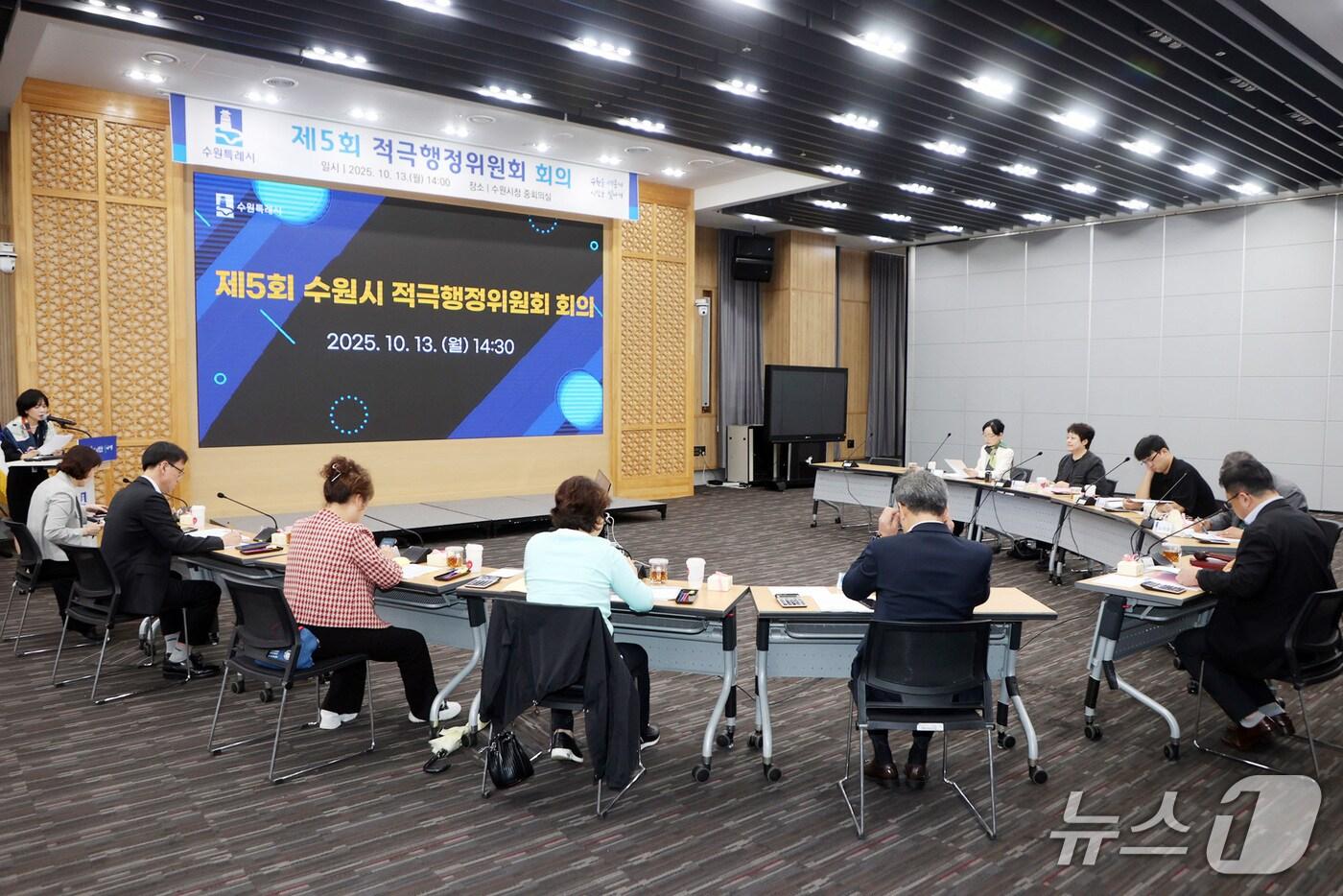 본문 이미지 - 김현수 경기 수원특례시 제1부시장이 지난 13일 적극행정위원회 회의를 주재하고 있다. (수원특례시 제공. 재판매 및 DB 금지) 2025.10.15/뉴스1 