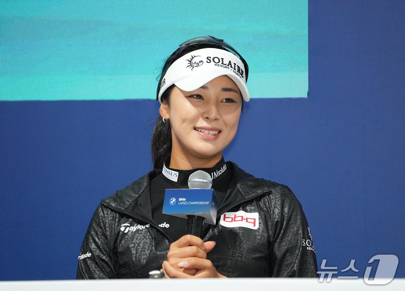 본문 이미지 - 윤이나가 15일 열린 LPGA투어 BMW 레이디스 챔피언십 공식 기자회견에서 질문에 답하고 있다. &#40;BMW 레이디스 챔피언십 대회 조직 위원회 제공&#41;