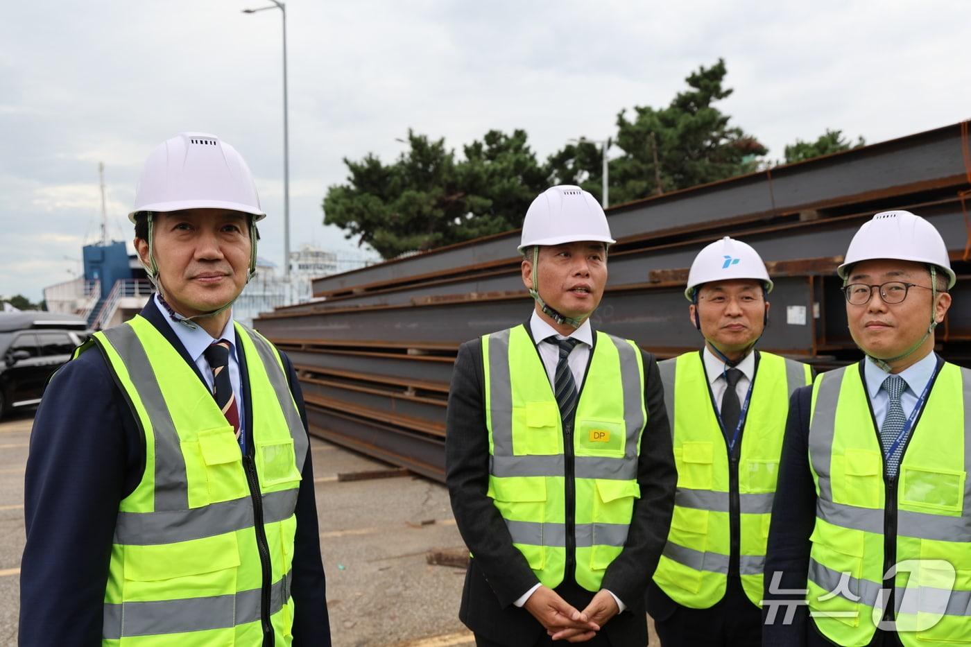 조국 조국혁신당 비상대책위원장이 15일 한미 관세 협상과 관련한 기업들의 애로사항을 듣기 위해 인천항을 방문해 현장을 둘러보고 있다. (조국혁신당 제공)