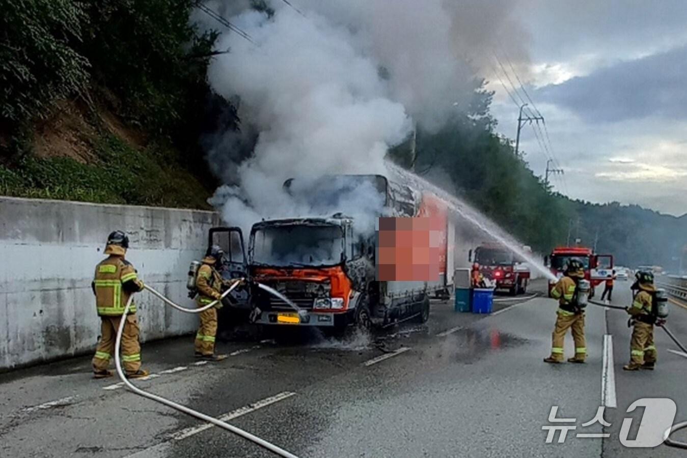 본문 이미지 - 15일 오후 1시37분쯤 경북 포항시 남구 연일읍 학전리의 국도를 달리던 5톤 화물차에서 불이 나 전소됐다. 출동한 119대원들이 진화하고 있다.&#40;경북소방본부 제공, 재판매 및 DB금지&#41; 2025.10.17/뉴스1 