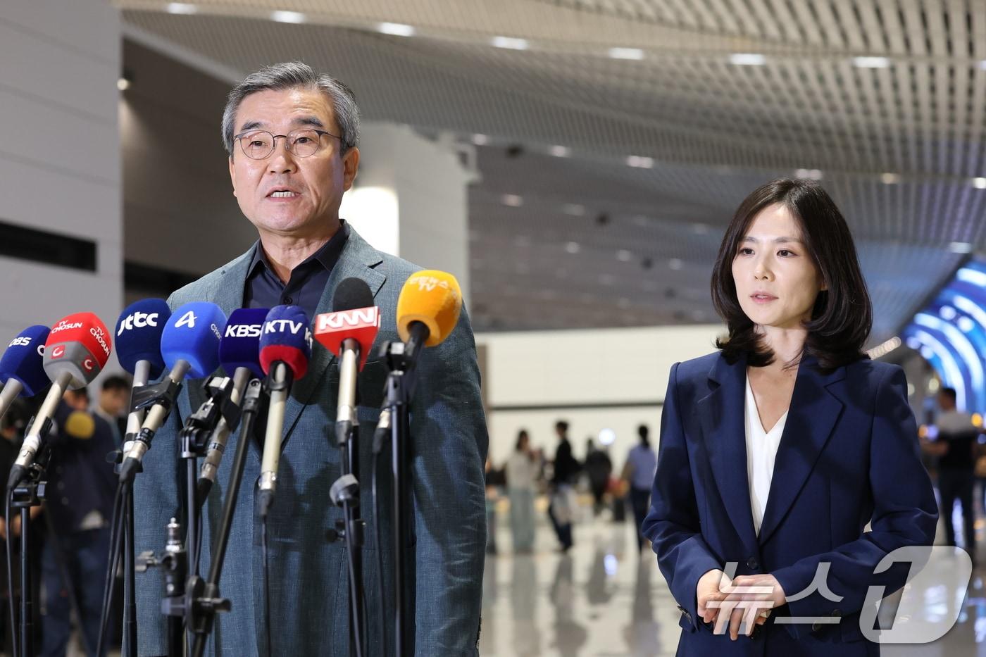 캄보디아 정부합동 대응팀&#39; 단장인 김진아 외교부 2차관과 박성주 경찰청 국가수사본부장 등 캄보디아 사태 정부 합동 대응팀이 15일 오후 인천국제공항을 통해 출국하기 전 취재진의 질문에 답하고 있다. 2025.10.15/뉴스1 ⓒ News1 오대일 기자