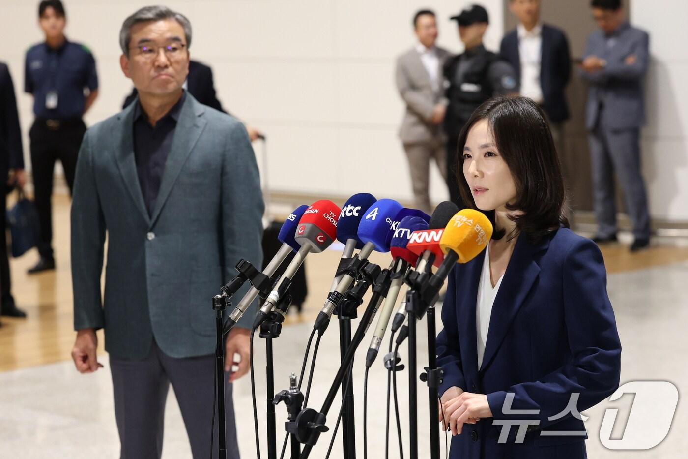 본문 이미지 - 캄보디아로 급파되는 정부합동대응팀 김진아 단장(외교부 2차관)이 15일 오후 인천국제공항 제2터미널을 통해 출국 전 도어스테핑을 하고 있다. 2025.10.15/뉴스1 ⓒ News1 오대일 기자