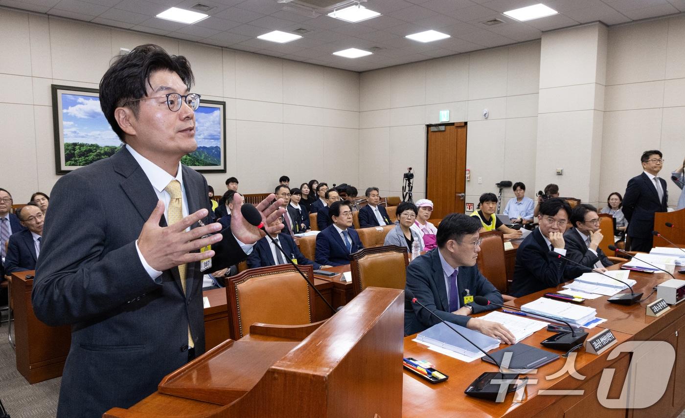 정종철 쿠팡 풀필먼트서비스(CFS) 대표가 15일 서울 여의도 국회에서 열린 기후에너지환경노동위원회 고용노동부 등에 대한 국정감사에 증인으로 출석해 의원 질의에 답변하고 있다. 2025.10.15/뉴스1 ⓒ News1 이승배 기자