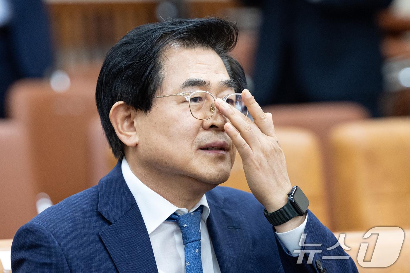 도세호 SPC 대표가 15일 서울 여의도 국회에서 열린 기후에너지환경노동위원회 고용노동부 등에 대한 국정감사에 출석해 안경을 고쳐 쓰고 있다. 2025.10.15/뉴스1 ⓒ News1 이승배 기자