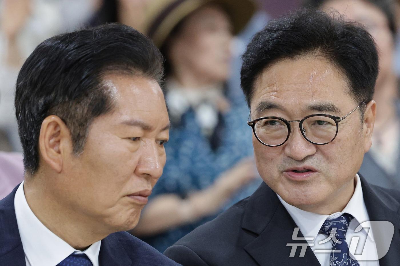 우원식 국회의장과 정청래 더불어민주당 대표가 지난 15일 서울 여의도 국회 의원회관에서 열린 제주4.3 국회 특별전에서 대화하고 있다. 2025.10.15/뉴스1 ⓒ News1 신웅수 기자