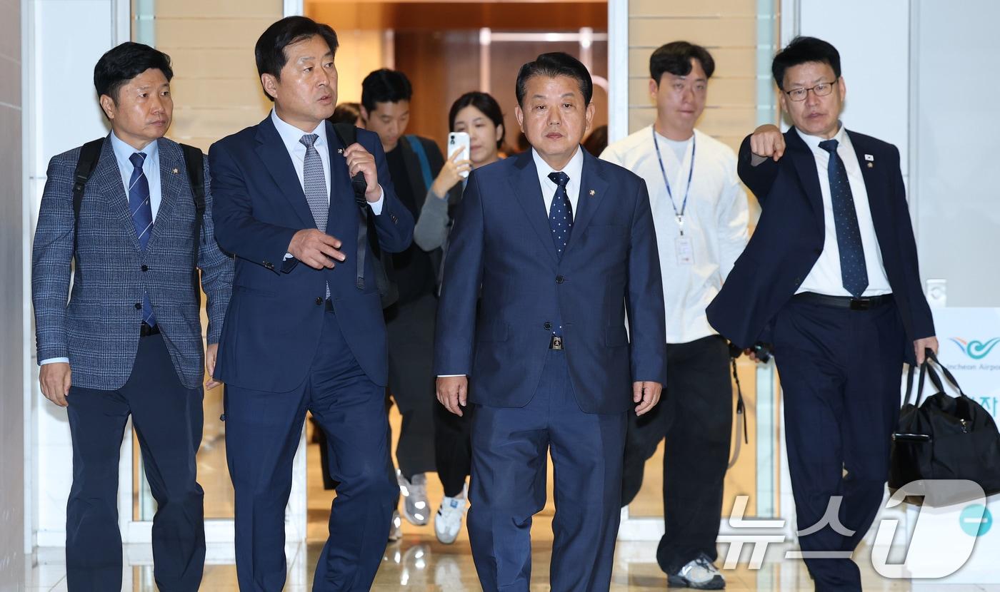 더불어민주당 재외국민 안전대책단 김병주 단장과 의원들이 15일 오후 인천국제공항 제2터미널을 통해 캄보디아로 출국하고 있다. 2025.10.15/뉴스1 ⓒ News1 오대일 기자