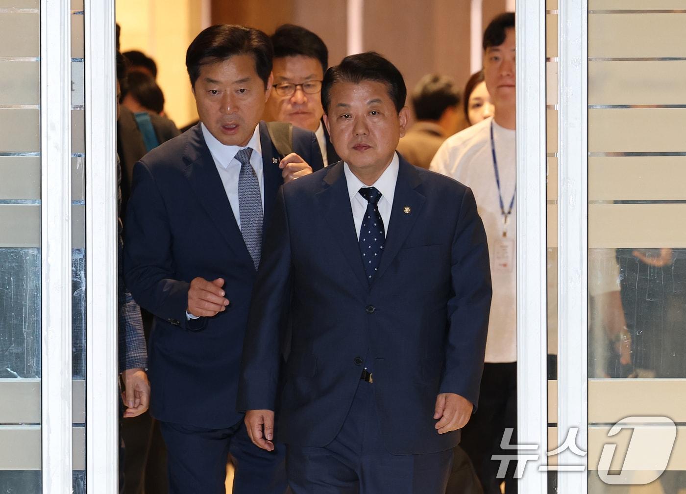 본문 이미지 - 더불어민주당 재외국민 안전대책단 김병주 단장과 의원들이 15일 오후 인천국제공항 제2터미널을 통해 캄보디아로 출국하고 있다. 2025.10.15/뉴스1 ⓒ News1 오대일 기자