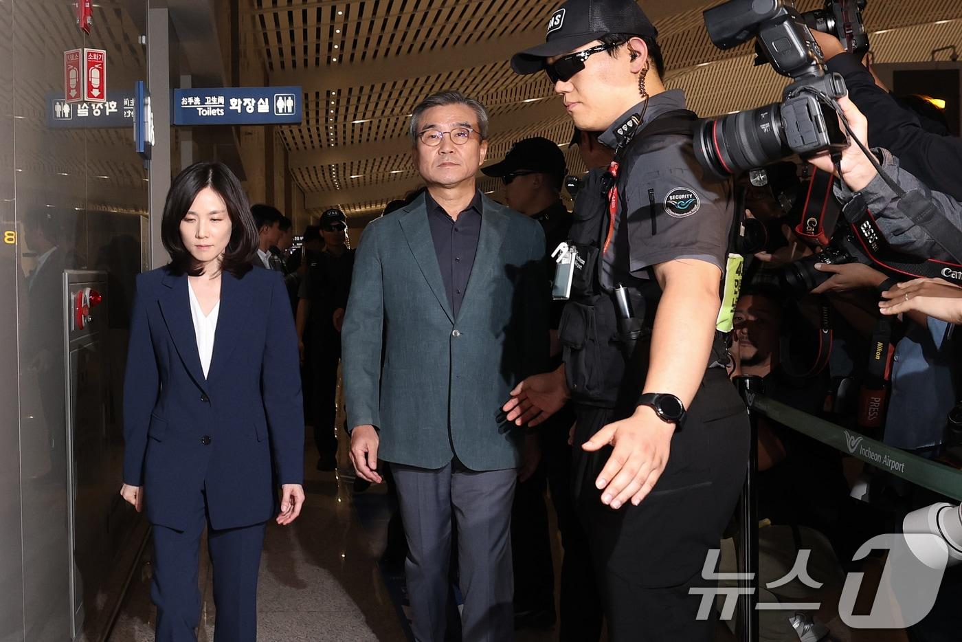 김진아 단장&#40;외교부 2차관&#41;과 박성주 경찰청 국가수사본부장을 비롯한 캄보디아 사태 정부합동대응팀이 15일 오후 인천국제공항 제2터미널을 통해 출국하고 있다. 2025.10.15/뉴스1 ⓒ News1 오대일 기자