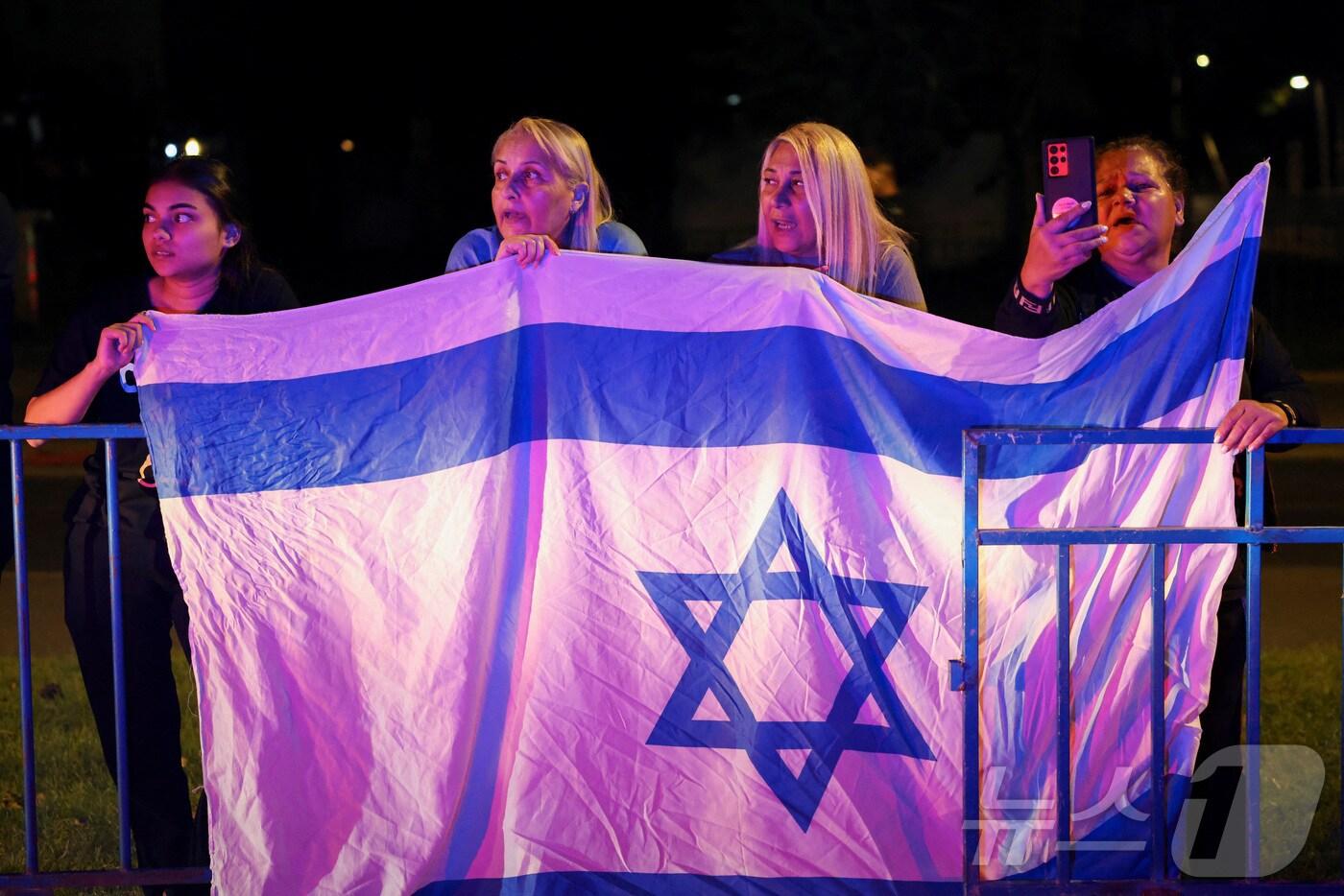 하마스가 송환한 인질 시신의 수송 차량을 맞이하는 이스라엘인들. 2025.10.15 ⓒ 로이터=뉴스1 ⓒ News1 이지예 객원기자