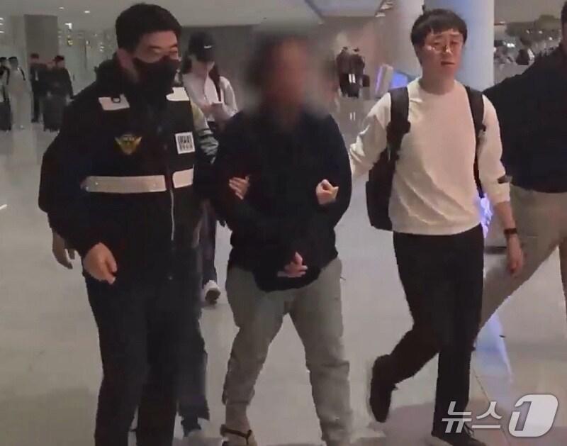 본문 이미지 - 연행되고 있는 필리핀 국적의 50대 A 씨&#40;해양경찰청 제공.재판매 및 DB금지&#41;