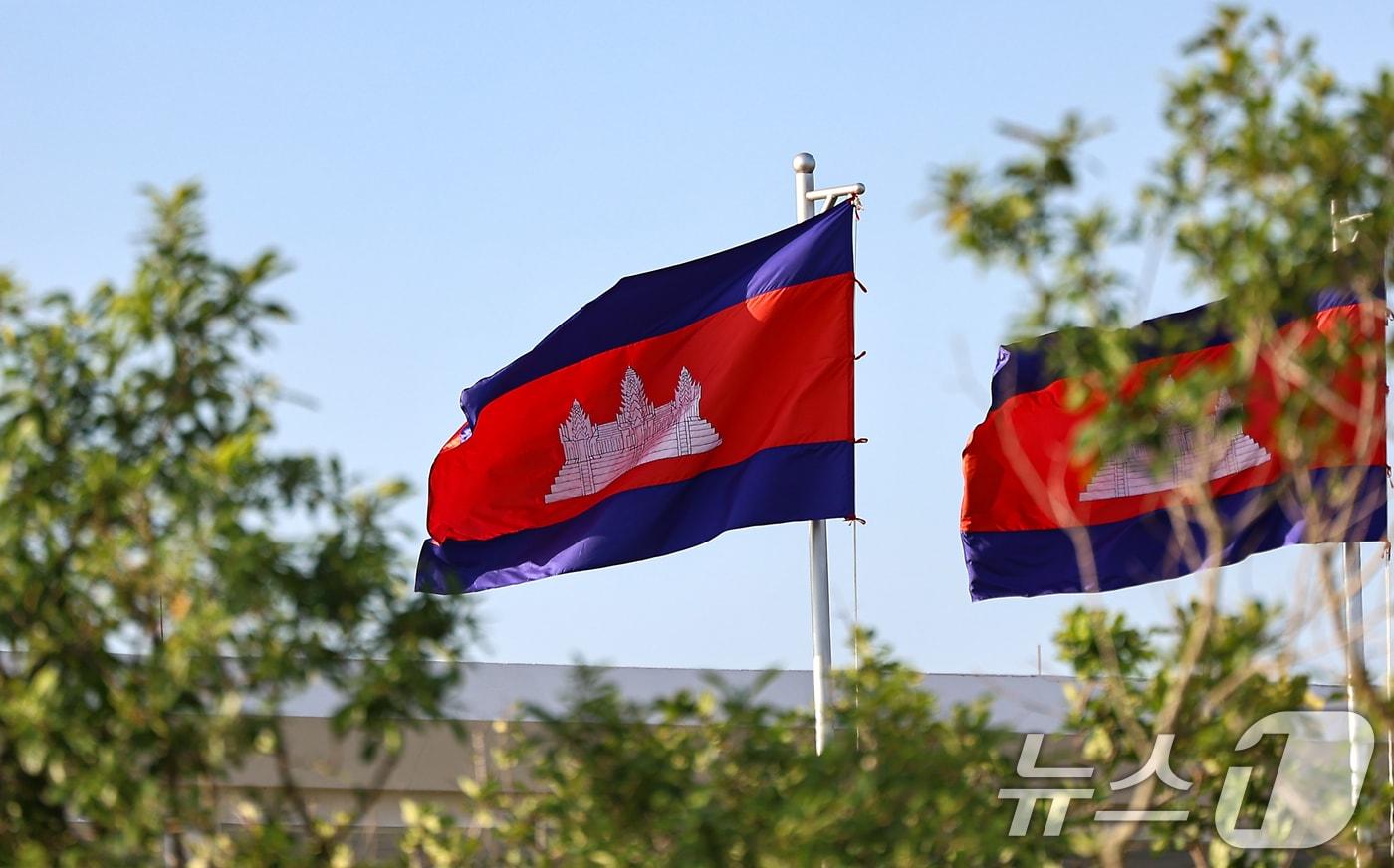 최근 캄보디아에서 한국인 대상 취업사기 및 감금 사건 등 각종 범죄에 연루된 사례가 수면 위로 드러나고 있다. 사진은 15일&#40;현지시간&#41; 캄보디아 테초국제공항에 게양된 캄보디아 국기. 2025.10.15/뉴스1 ⓒ News1 김도우 기자