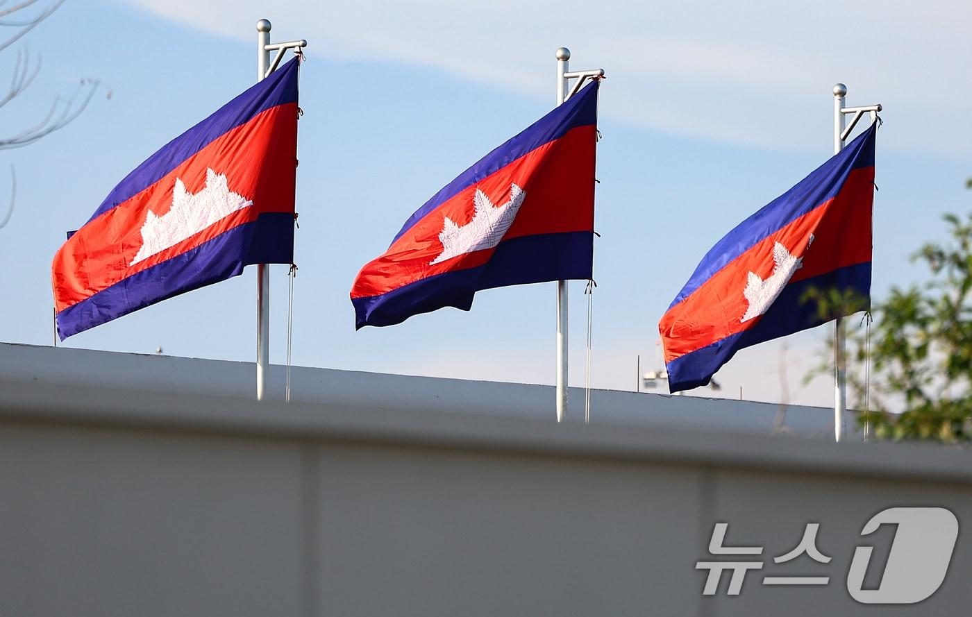 최근 캄보디아에서 한국인 대상 취업사기 및 감금 사건 등 각종 범죄에 연루된 사례가 수면 위로 드러나고 있다. 사진은 15일&#40;현지시간&#41; 캄보디아 테초국제공항에 게양된 캄보디아 국기. 2025.10.15/뉴스1 ⓒ News1 김도우 기자