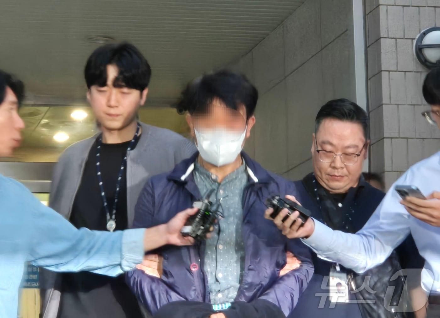 본문 이미지 - 갯벌 고립자를 홀로 구조하다 사망한 해양경찰관 고&#40;故&#41; 이재석 경사&#40;34&#41;가 출동할 당시 당직 근무 팀장을 맡은 해양경찰관 A 경위 2025.10.15/뉴스1 ⓒ News1 이시명 기자