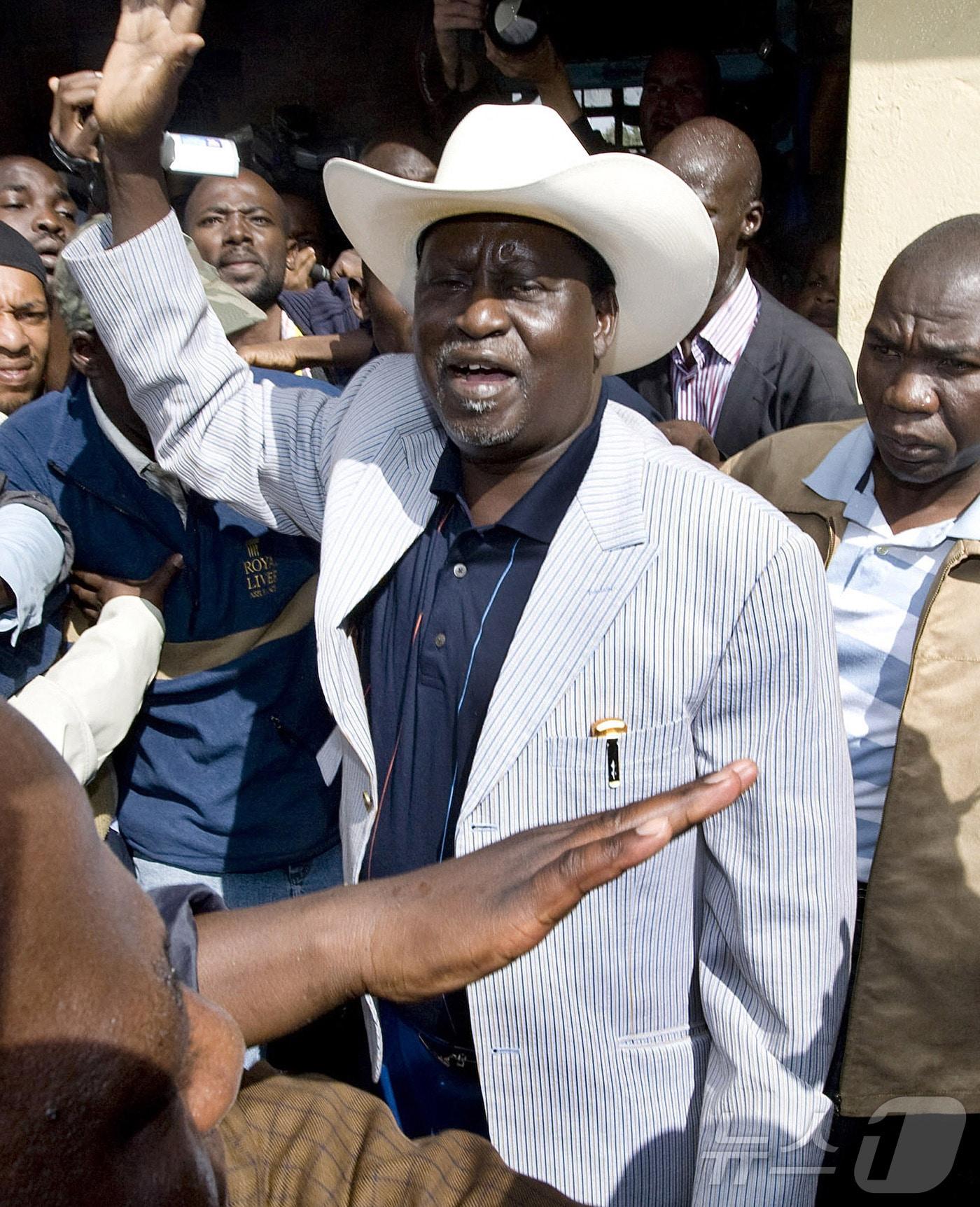 본문 이미지 - 라일라 오딩가 전 케냐 총리가 지난 2007년 12월 27일&#40;현지시간&#41; 수도 나이로비의 투표소를 나오면서 지지자들에게 인사하고 있다. 당시 그는 대선에 출마했으나 낙선했다. 2007.12.27 ⓒ AFP=뉴스1 ⓒ News1 김지완 기자