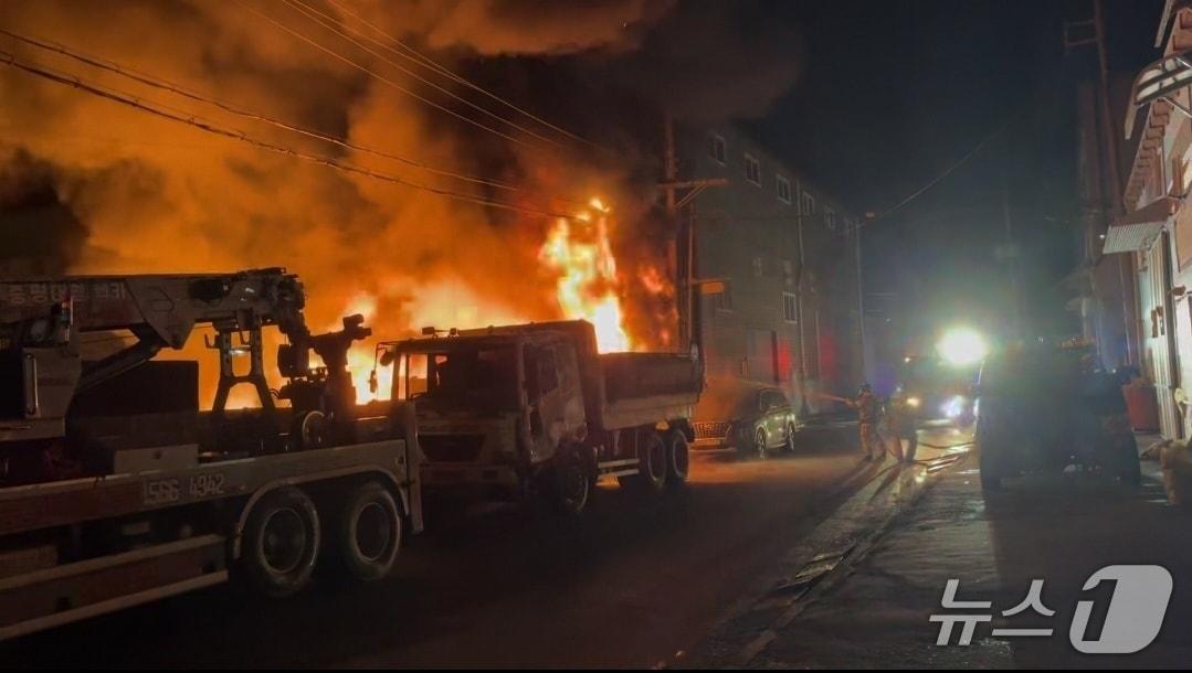 본문 이미지 - 15일 오후 6시 34분쯤 충북 증평군 초정리 한 폐기물수거 업체에서 불이 나 20여 분만에 진화됐다.&#40;증평소방서 제공. 재판매 및 DB금지&#41;/뉴스1