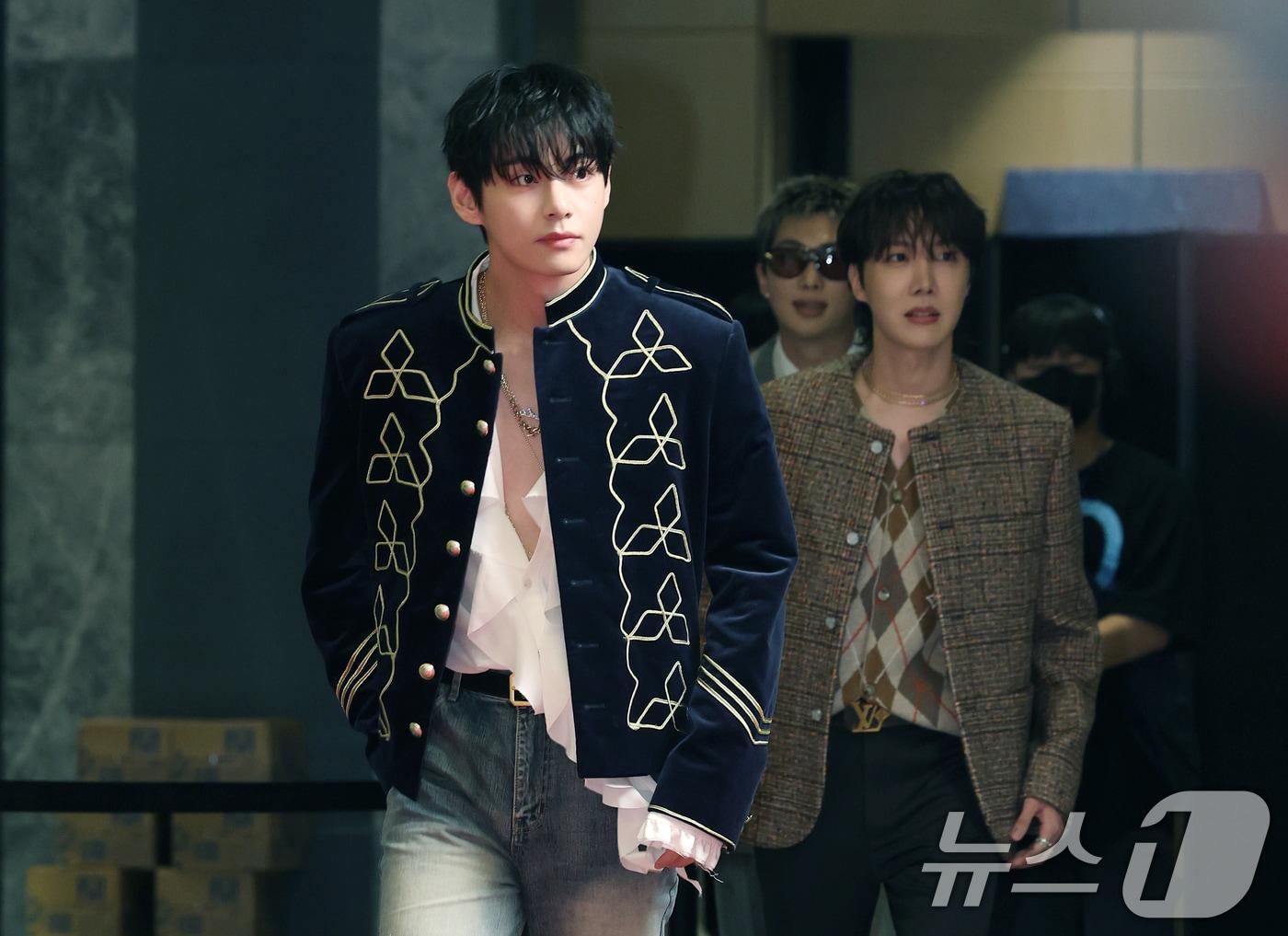 본문 이미지 - 방탄소년단(BTS) 뷔, RM, 제이홉. 2025.10.15/뉴스1 ⓒ News1 권현진 기자