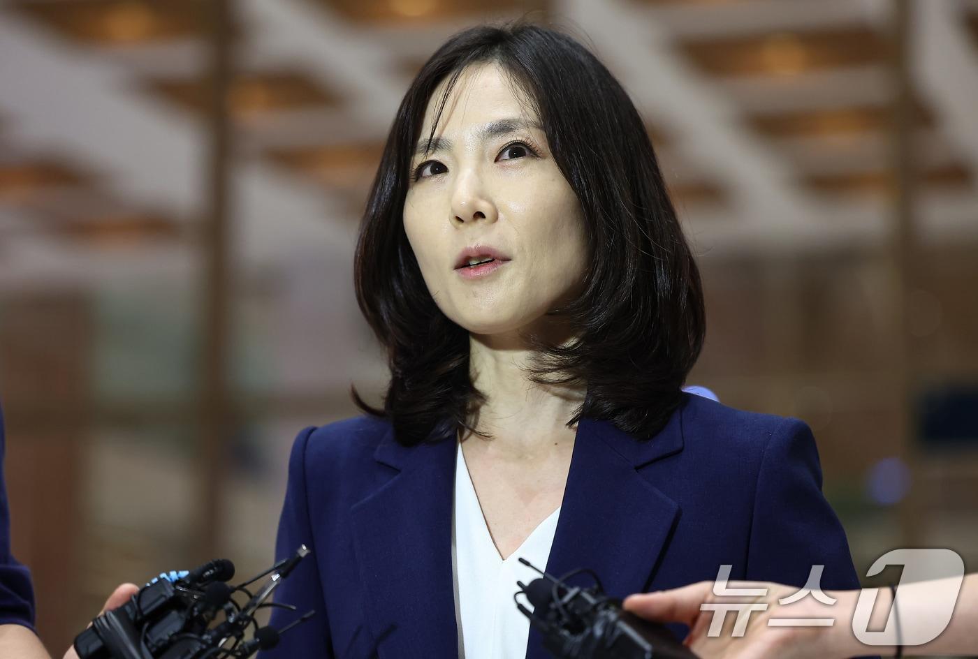 캄보디아 사태 정부합동대응팀 단장을 맡은 김진아 외교부 2차관이 15일(현지시간) 캄보디아 태초국제공항을 통해 입국하며 취재진 질문에 답하고 있다. 정부합동대응팀은 캄보디아 당국과 구금된 내국인 송환, 한국 경찰 주재관·협력관 추가 파견 등 공조 체계에 대해 논의할 예정이다. 2025.10.16/뉴스1 ⓒ News1 김도우 기자