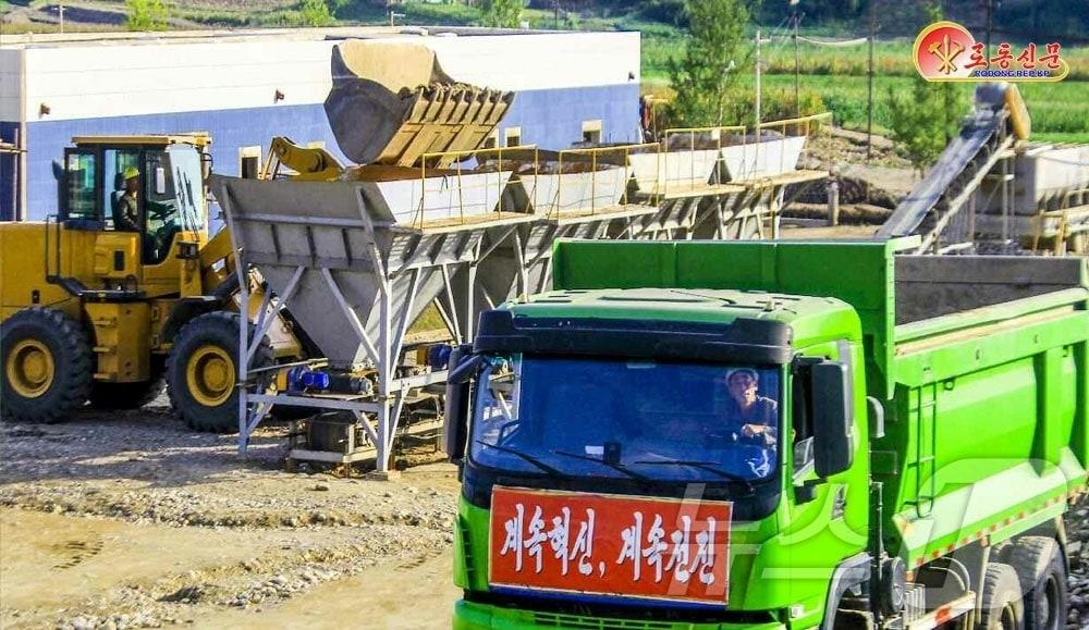 본문 이미지 - &#40;평양 노동신문=뉴스1&#41; = 북한 노동당 기관지 노동신문은 16일 인민군 제124연대를 조명하며 &#34;지방공업혁명의 전위에서 무비의 창조력을 떨쳐간다＂고 보도했다. [국내에서만 사용가능. 재배포 금지. DB 금지. For Use Only in the Republic of Korea. Redistribution Prohibited] rodongphoto@news1.kr