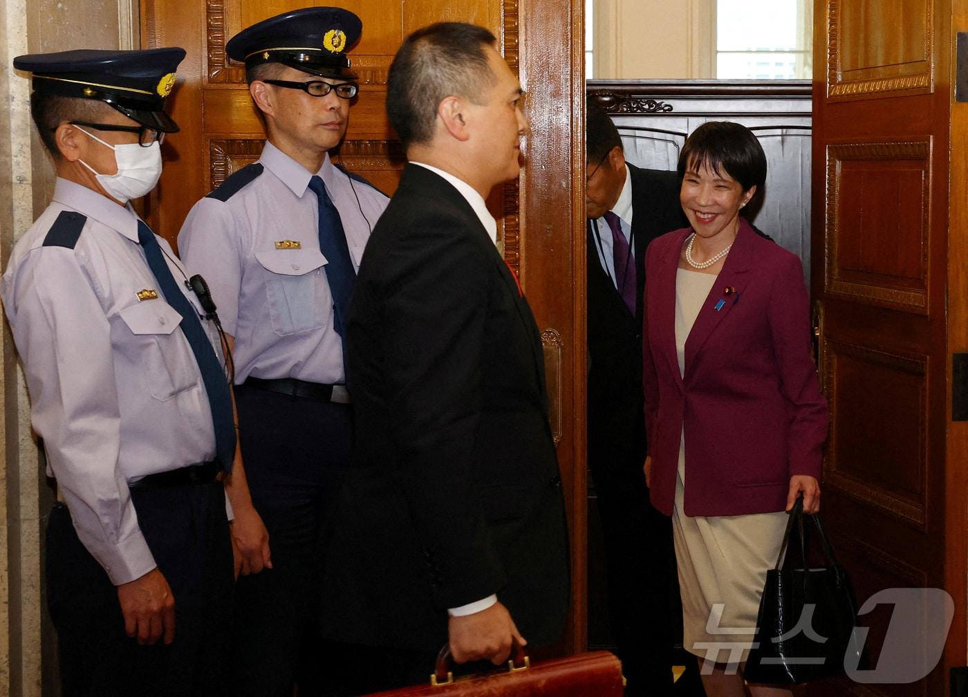 본문 이미지 - 다카이치 사나에 일본 자민당 총재가 15일 다마키 유이치로 국민민주당 대표와의 회담 후 웃으면서 장소를 떠나고 있다. 2025.10.15 ⓒ 로이터=뉴스1 ⓒ News1 강민경 기자