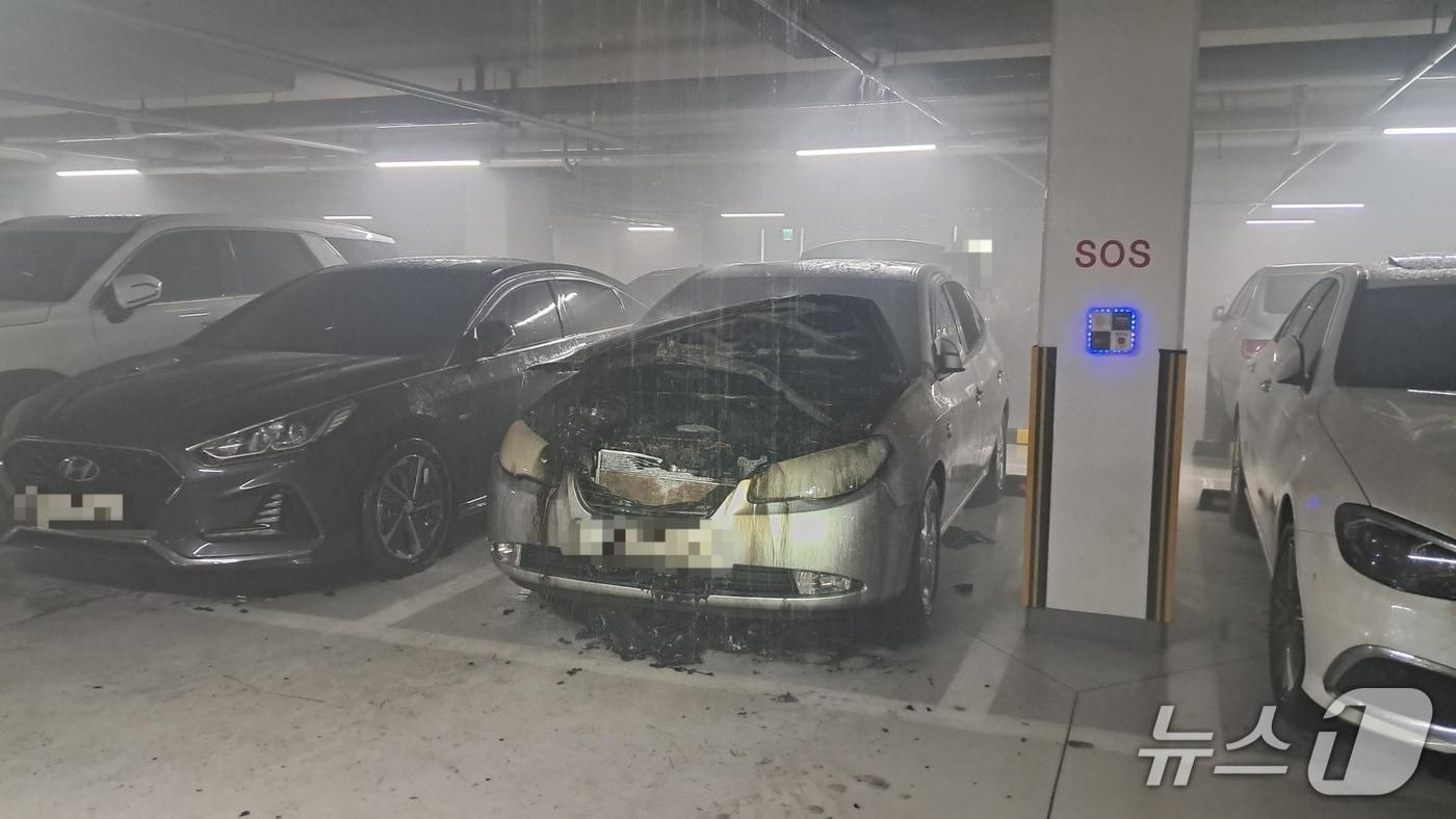 16일 오전 0시 24분쯤 경북 경산시 증산동 한 아파트 지하 3층 주차장에 주차된 차량에서 불이나 소방 당국이 진화에 나섰다.(경북소방본부 제공. 재판매 및 DB 금지)2025.10.16/뉴스1