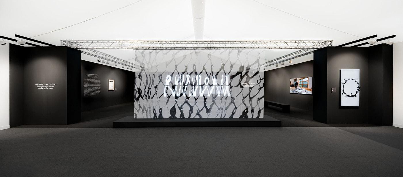 LG전자가 프리즈 런던에서 수묵 추상의 거장 故 서세옥 화백의 작품을 재해석한 미디어아트를 선보인다. 사진은 반투명 패브릭과 투명 올레드 TV, 올레드 에보를 나란히 배치해 하나의 작품처럼 구성한 LG전자의 전시 공간.(LG전자 제공)