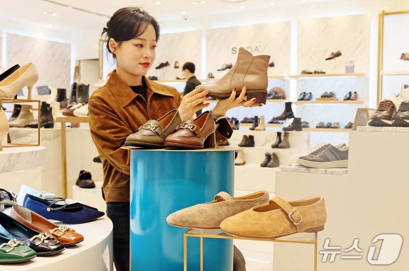 롯데백화점 대구점 4층 '소다' 구두 매장을 찾은 고객이 가을 신상품을 살펴보고 있다.(롯데백화점 제공. 재판매 및 DB 금지)