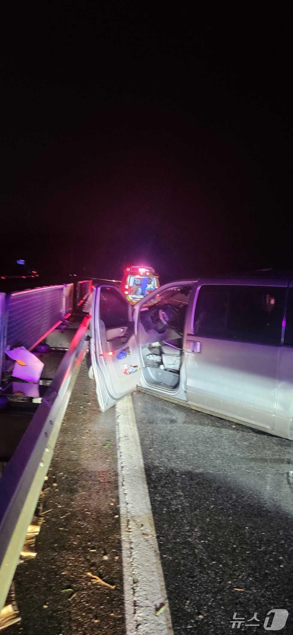 본문 이미지 - 16일 오전 2시 38분쯤 강원 삼척시 원덕읍 원덕교&#40;울진방향&#41; 인근 도로에서 남성 A 씨&#40;67&#41;가 몰던 스타렉스가 빗길에 미끄러지며 중앙분리대를 충돌하는 사고가 발생해 탑승자 7명이 중경상을 입고 병원으로 옮겨졌다. &#40;강원도소방본부 제공. 재판매 및 DB금지&#41; 2025.10.16/뉴스1