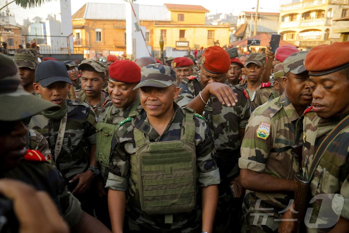 마다가스카르의 마이클 란드리아니리나 대령을 14일&#40;현지시간&#41; 군이 환영하고 있다. 2025.10.14 ⓒ 로이터=뉴스1 ⓒ News1 김경민 기자