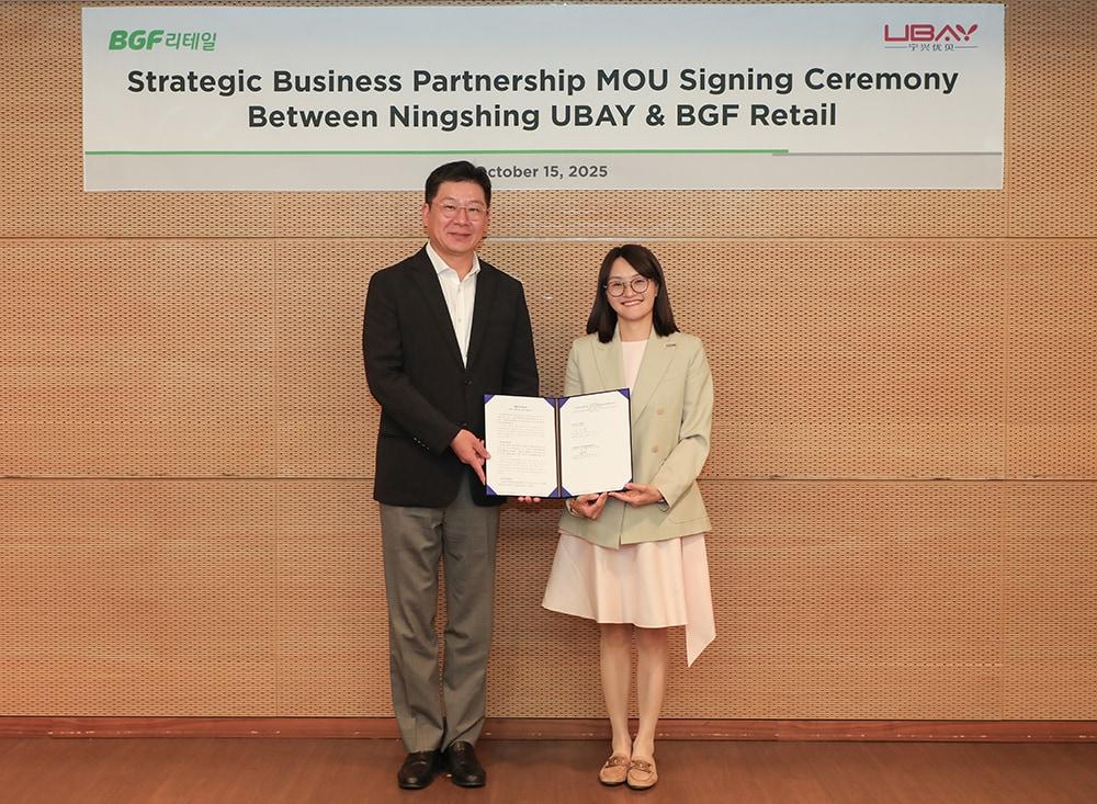 본문 이미지 - 15일 서울 강남구 BGF 선릉사옥에서 열린 업무협약식에 참석한 민승배 BGF리테일 대표이사&#40;왼쪽&#41;와 스천자 닝싱 유베이 CEO가 기념사진을 촬영하고 있다&#40;BGF리테일 제공&#41;.