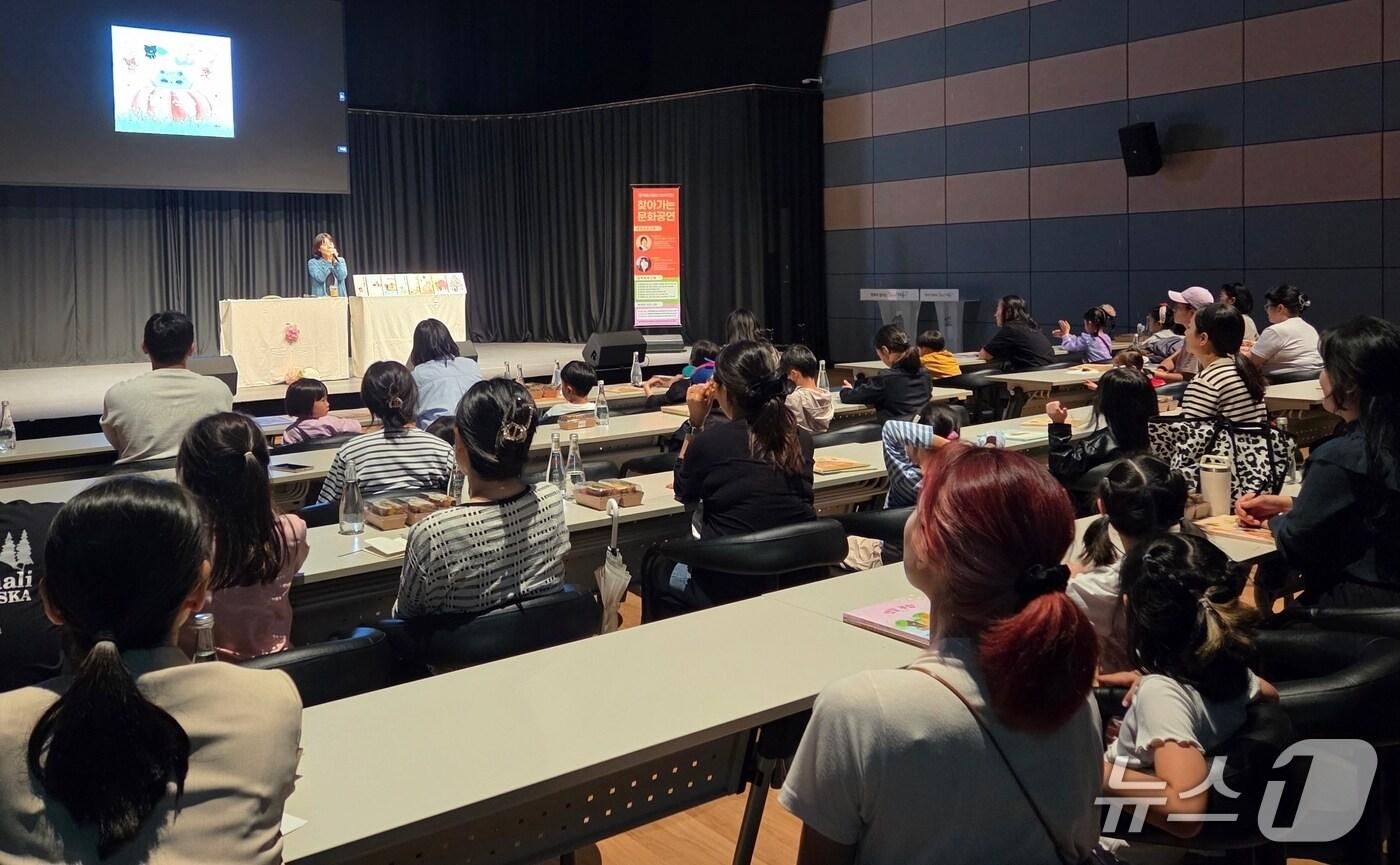 계룡시종합사회복지관은 지난 15일 계룡문화예술의전당에서 찾아가는 문화공연 ‘백유연 작가와 함께하는 들꽃식혜 북콘서트’를 성공적으로 진행했다. (계룡시종합사회복지관 제공. 재판매 및 DB금지) 2025.10.15/뉴스1