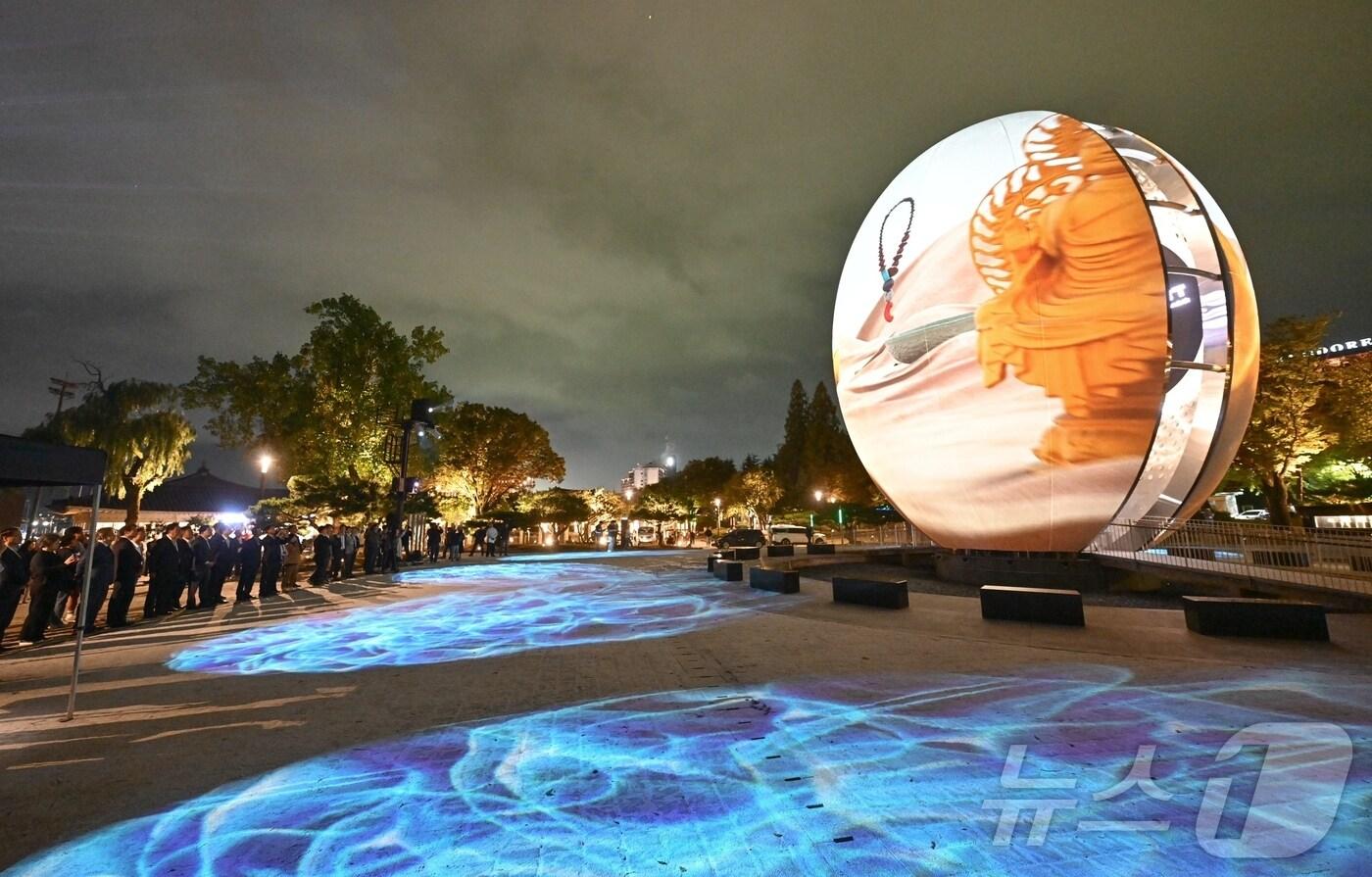 지난 15일 오후 경주 보문관광단지 육부촌과 호반광장 일대에서 ‘APEC 보문단지 야간경관–빛의 향연’ 시연회가 열렸다.(경북도 제공. 재판매 및 DB금지) ⓒ News1 김대벽기자