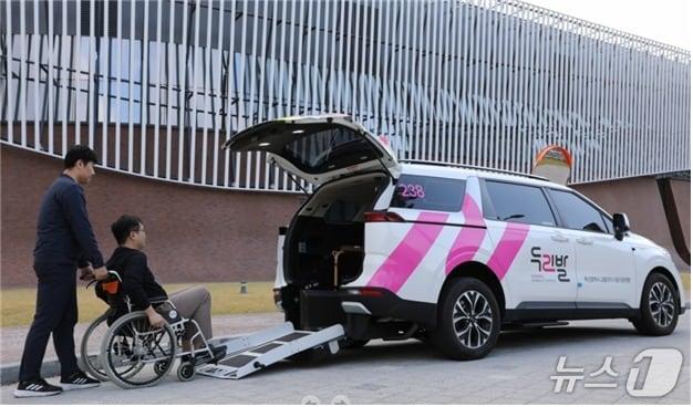 본문 이미지 - 부산시가 교통약자를 위해 두리발 차량 10대를 추가 도입한다.(부산시 제공. 재판매 및 DB금지)