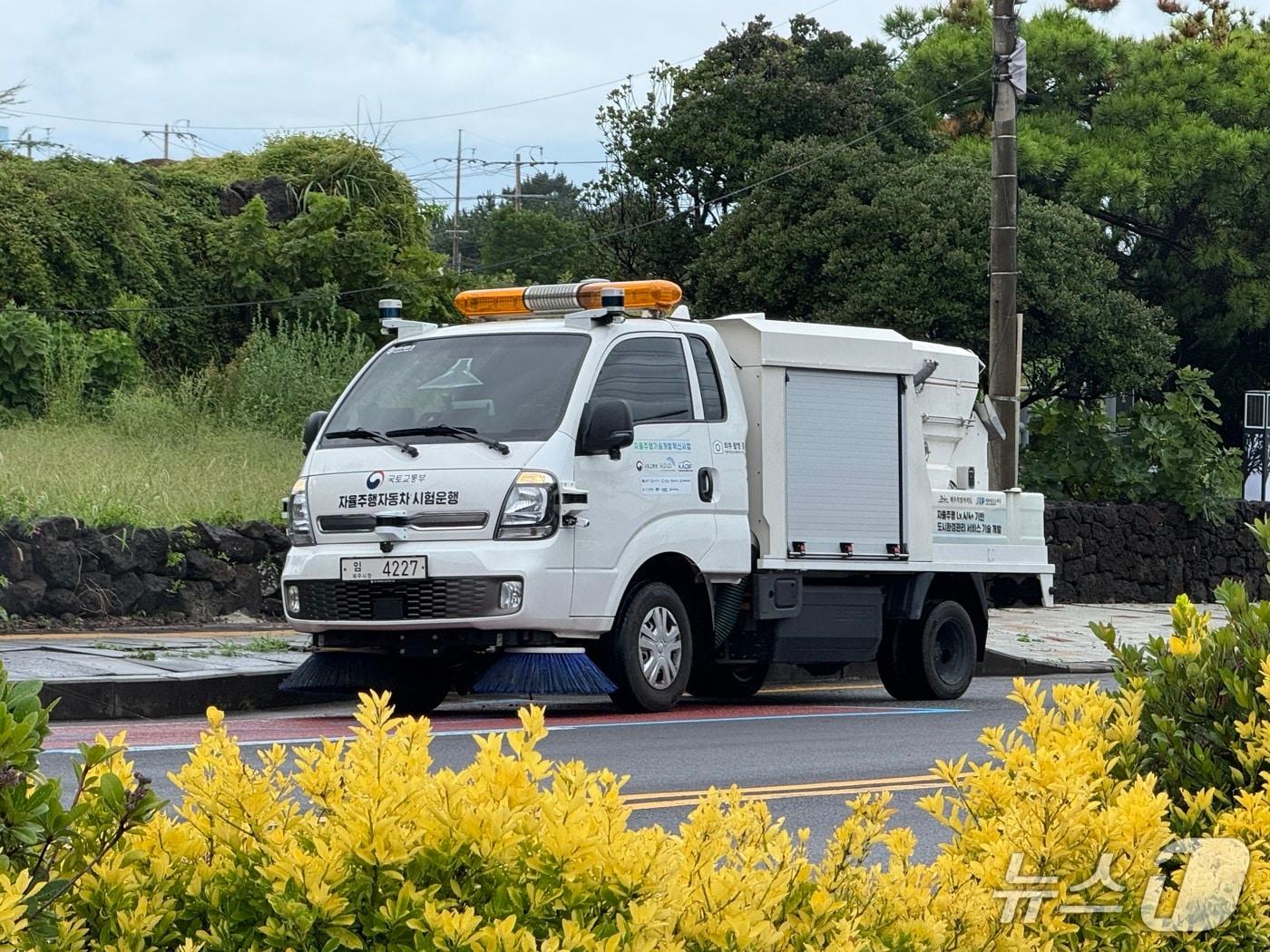본문 이미지 - LG유플러스는 제주특별자치도와 함께 자율주행 노면청소차 시범운행 사업을 진행한다고 16일 밝혔다. 사진은 시범운행 차량이 제주 시내를 주행하며 도로를 청소하고 있는 모습&#40;LG유플러스 제공&#41;