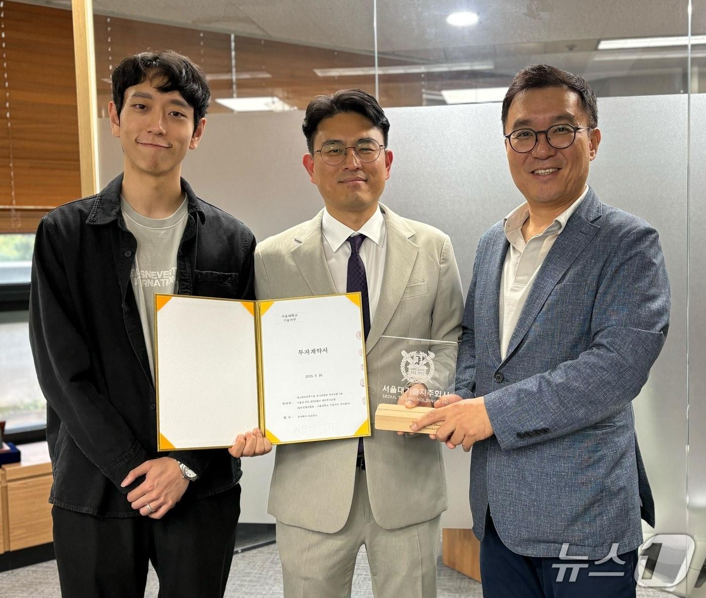 본문 이미지 - 왼쪽부터 곽태영 로보로드 CSO, 김남호 로보로드 대표, 목승환 서울대기술지주 대표(서울대기술지주 제공)