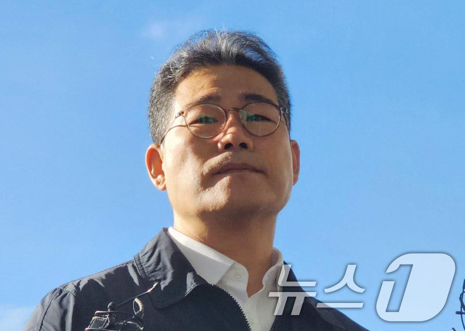 본문 이미지 - 동부지검 마약 외압 수사 합수팀에 파견 지시를 받고 첫 출근한 백해룡 경정이 서울 동부지검에서 취재진 질문을 받고 있다. 2025.10.16/뉴스1 ⓒ News1 권진영 기자