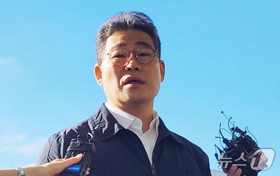 본문 이미지 - 동부지검 마약 외압 수사 합수팀에 파견 지시를 받고 첫 출근한 백해룡 경정이 16일 서울 동부지검에서 취재진 질문에 답하고 있다. 2025.10.16/뉴스1 ⓒ News1 권진영 기자