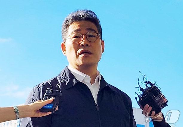 본문 이미지 - 동부지검 마약 외압 수사 합수팀에 파견 지시를 받고 첫 출근한 백해룡 경정이 16일 서울 동부지검에서 취재진 질문에 답하고 있다. 2025.10.16/뉴스1 ⓒ News1 권진영 기자